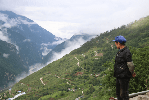 Tiger Leaping Gorge: even the locals stop to appreciate the wonderful view